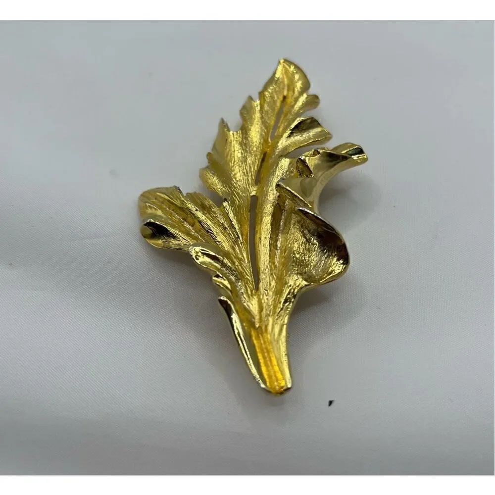 Lot of Four Vintage Goldtone Brooches